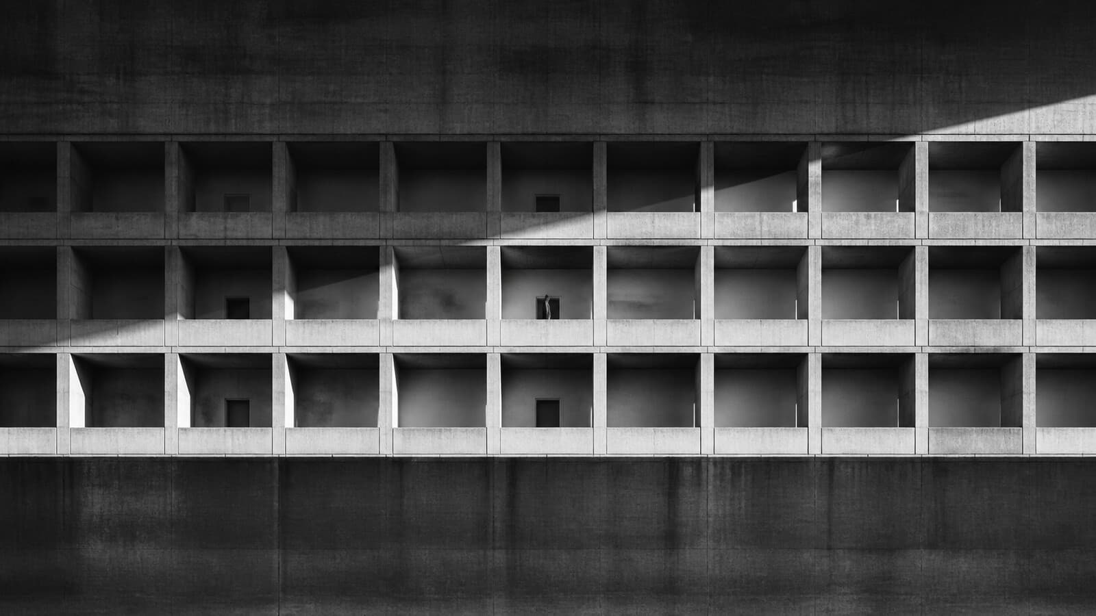 A facade of identical openings along one straight gallery